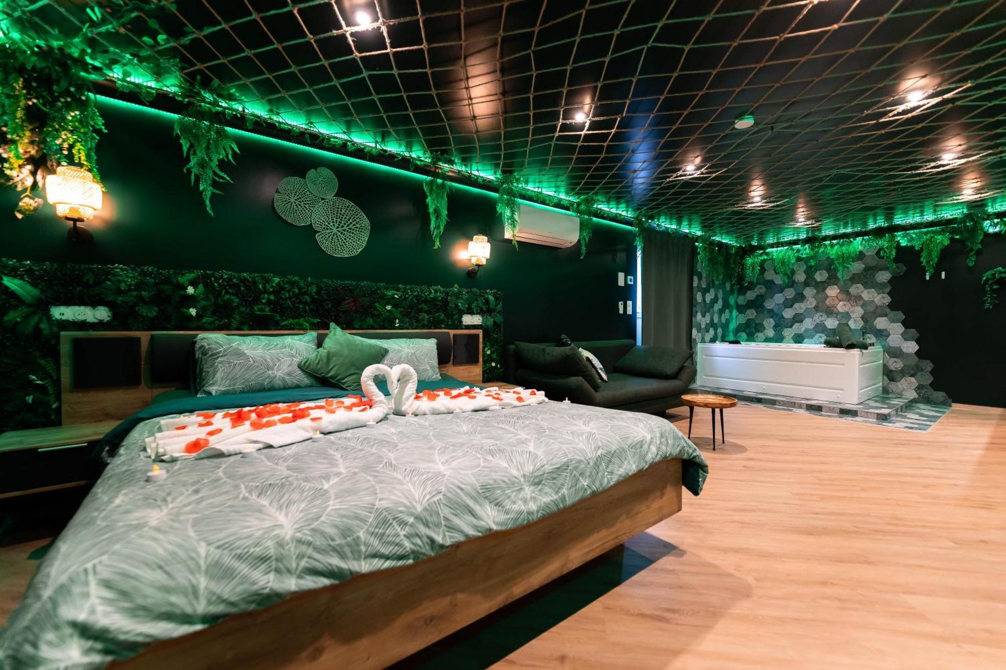 L'Oasis Tropicale, Jacuzzi, Love Room Roppenheim Luaran gambar