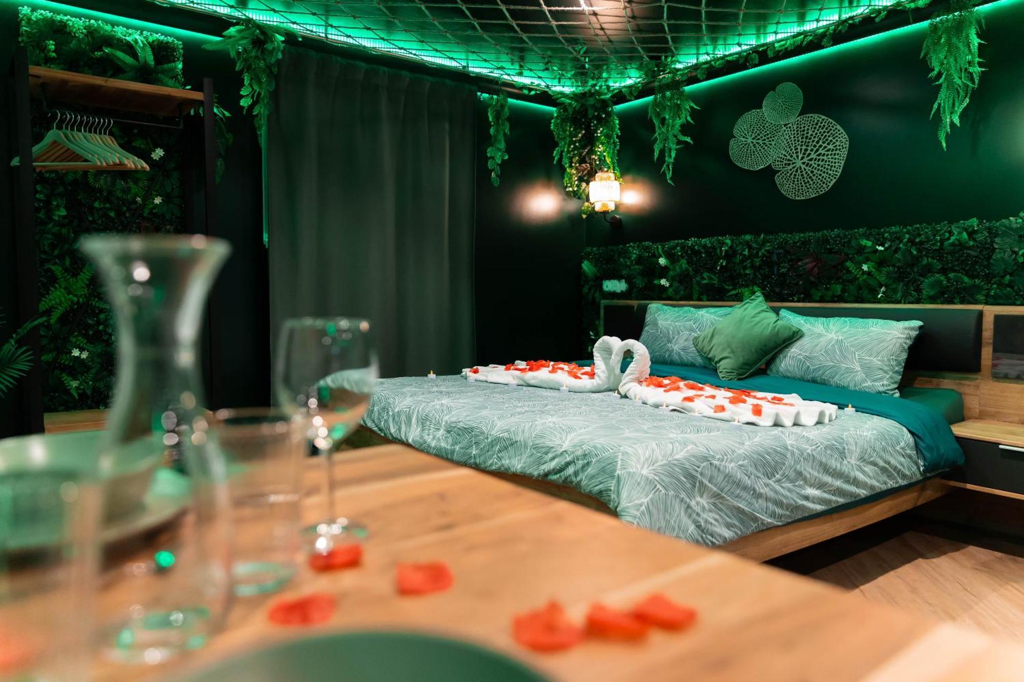 L'Oasis Tropicale, Jacuzzi, Love Room Roppenheim Luaran gambar