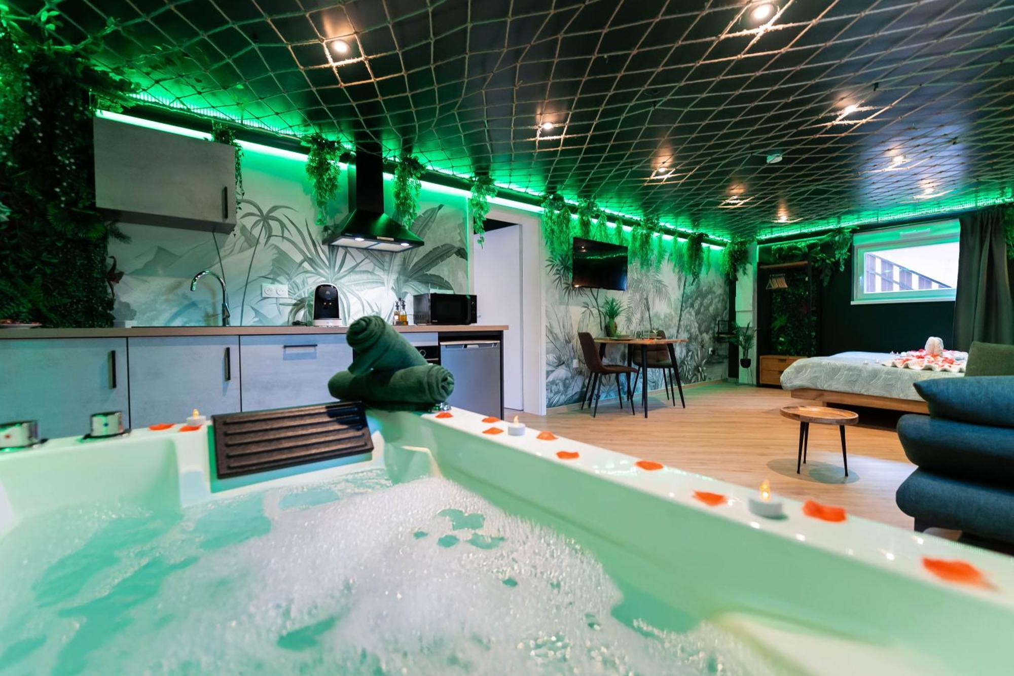 L'Oasis Tropicale, Jacuzzi, Love Room Roppenheim Luaran gambar
